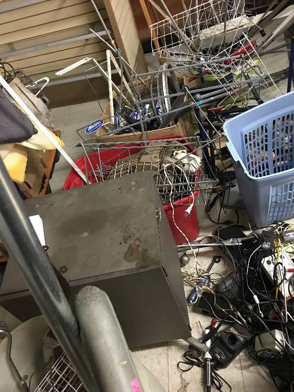 lot 434 image: large pile of scrap metal and cords