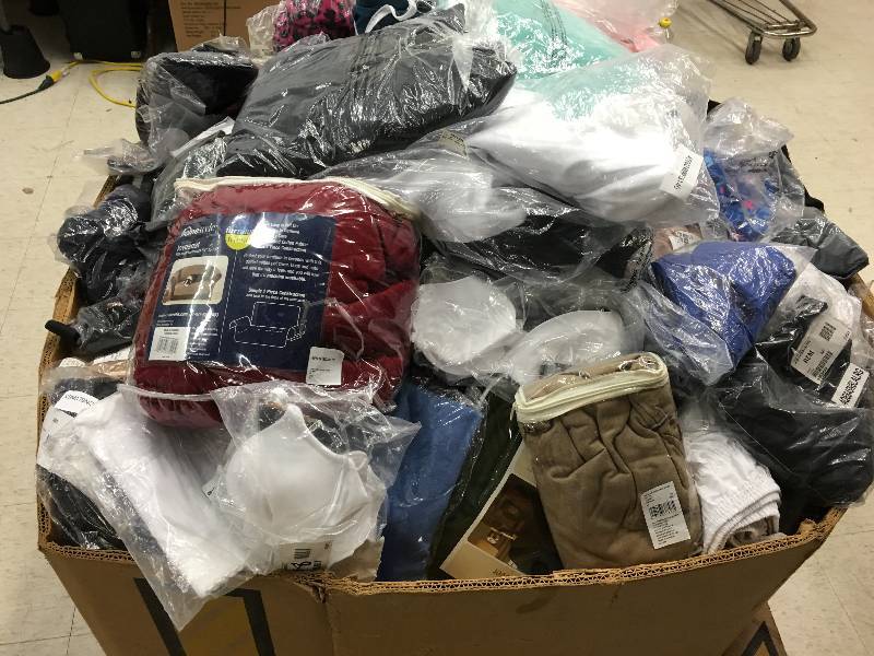 pallet of brand new clothing 213 items lots of name brands this pallet