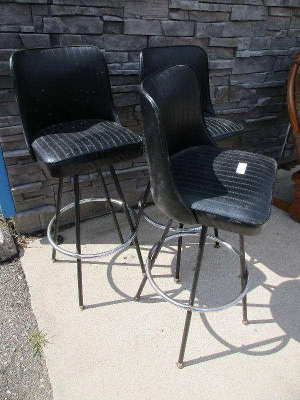 3 Hightop stools