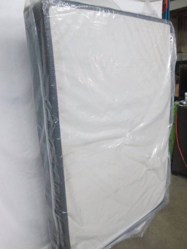 lot 19 image: Serta Perfect Sleeper Box Spring - Full