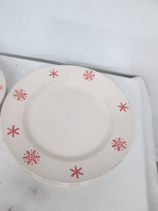 lot 51 image: Alcove Birchwood Holiday Dinnerware Set