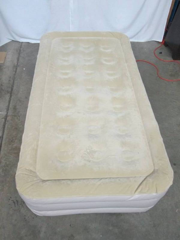 lot 34 image: Serta Twin 16 Raised Airbed with Insta III AC Pump