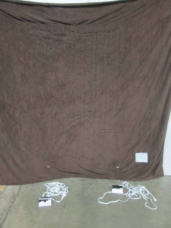 lot 40 image: McLeland Design Electric MicroplushSherpa Blanket