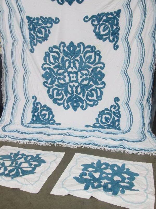 lot 38 image: Symphony Chenille Bedspread Set - King