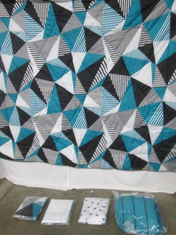lot 33 image: Alcove Headliner Bedroom Set - Full