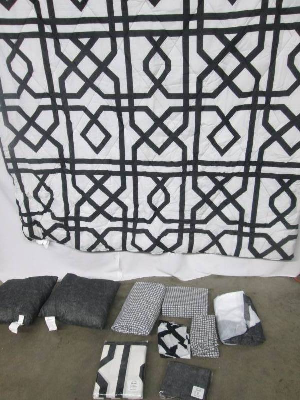 lot 31 image: Alcove Triad 20-pc. Bedroom Set - Full