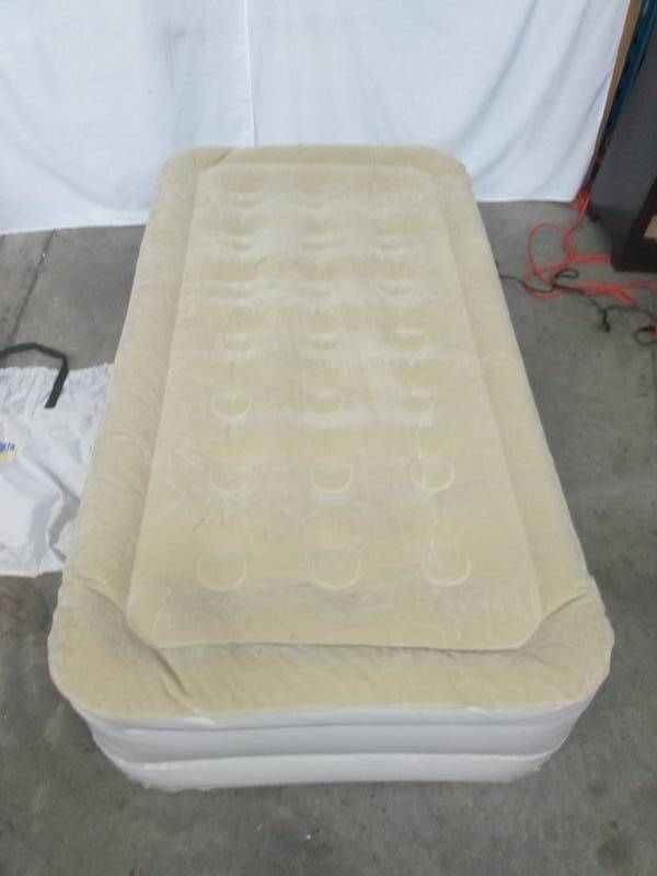 lot 44 image: Serta Twin 16 Raised Airbed with Insta III AC Pump