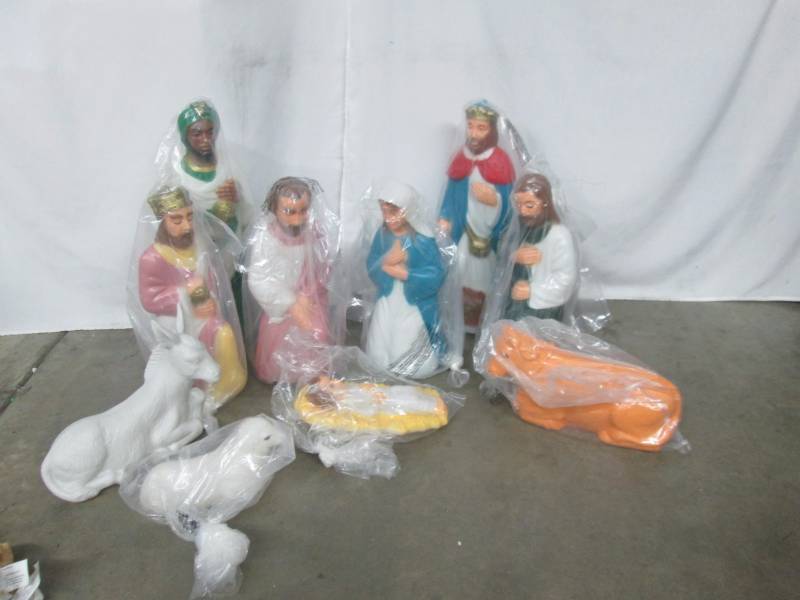 lot 45 image: Home for the Holidays 22-in. 10-pc. Nativity Set