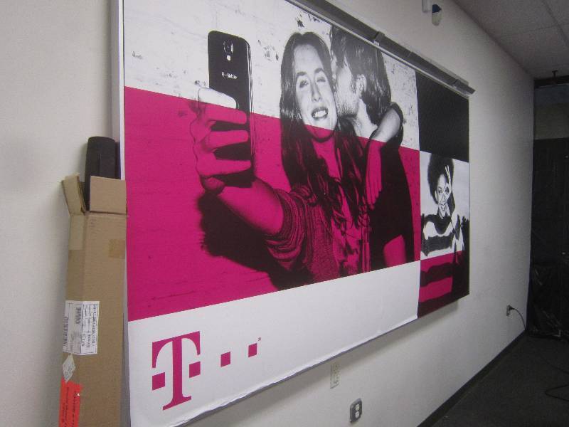 MAGNETIC DISPLAY BOARD WITH TRACK