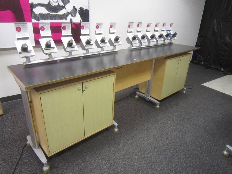 COUNTER DISPLAY WITH LOCKABLE CABINETS