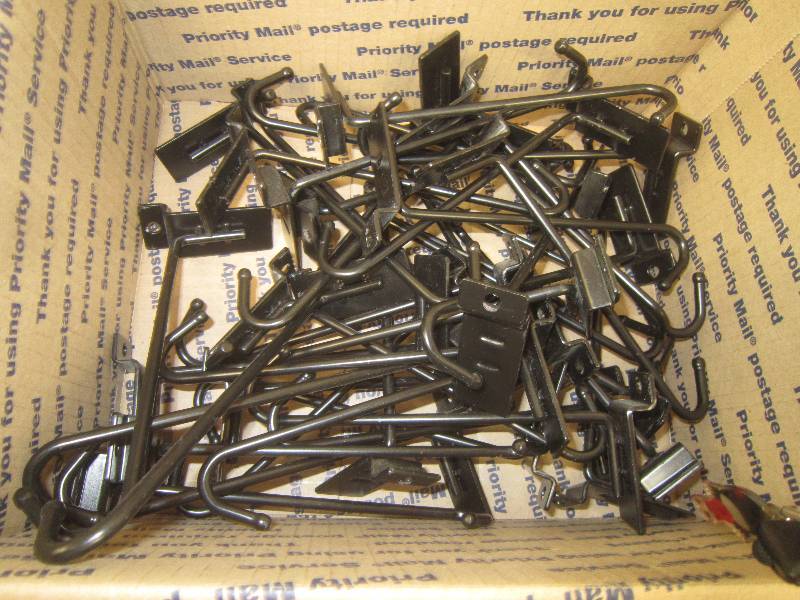 BOX OF 41 SLAT WALL HOOKS