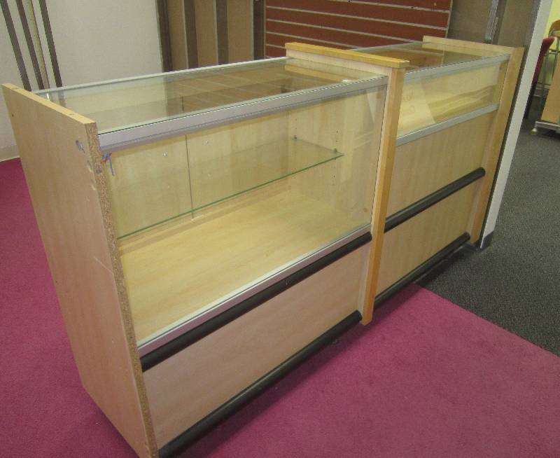 LOCKABLE DISPLAY CABINETCOUNTER