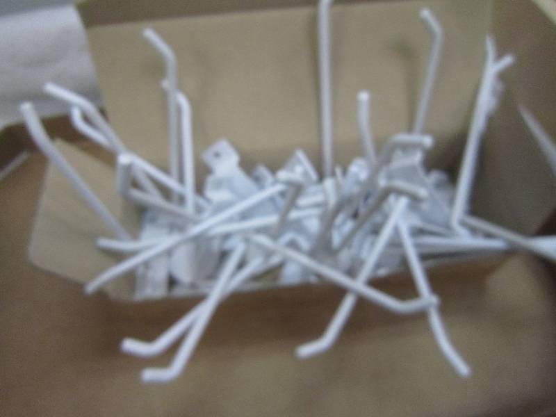 25 WHITE SLAT WALL HOOKS