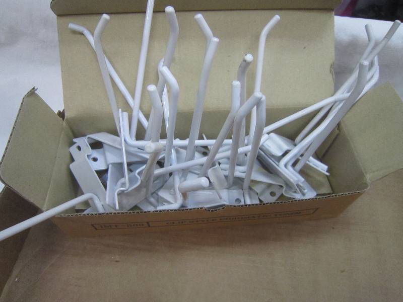 25 WHITE SLAT WALL HOOKS