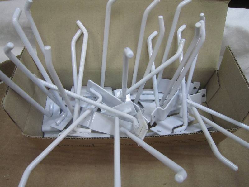 25 WHITE SLAT WALL HOOKS
