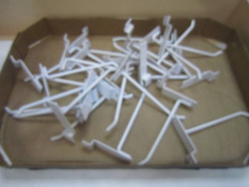 25 WHITE SLAT WALL HOOKS