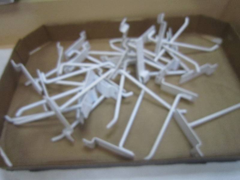 25 WHITE SLAT WALL HOOKS