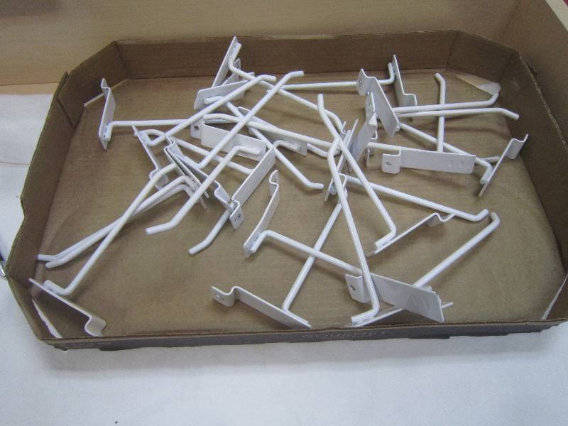 25 WHITE SLAT WALL HOOKS
