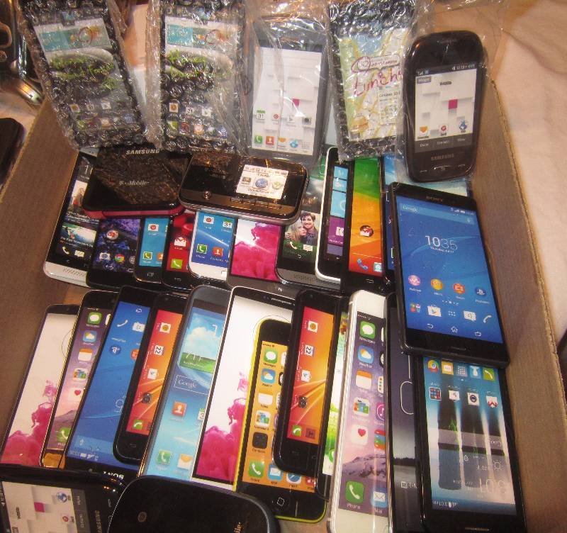 From a T-MOBILE STORE 33 DISPLAY PHONES