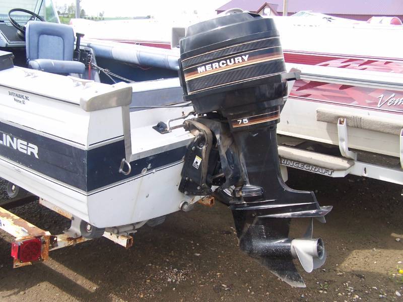 lot 2 image: 1986 Crestliner Boat