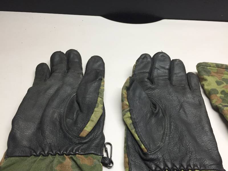 MILITARY CAMO GLOVES SIZE 8-9, CAMPING KIT, CANTEEN, HEATING POT