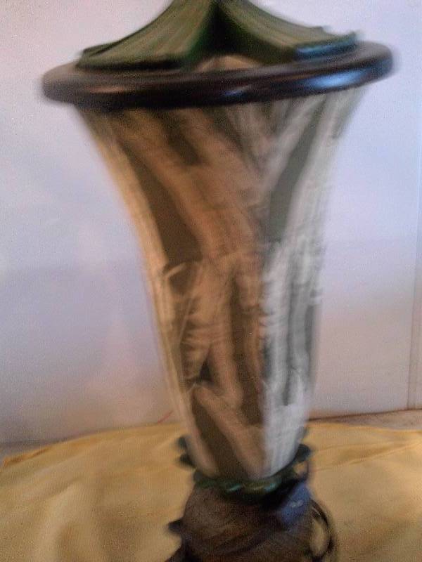 lot 18 image: Older collectible home accsents lamp