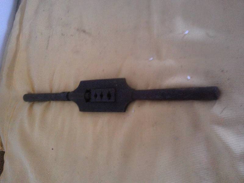 lot 28 image: iron pipe threader
