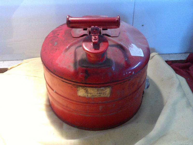 lot 40 image: VINTAGE Gas can