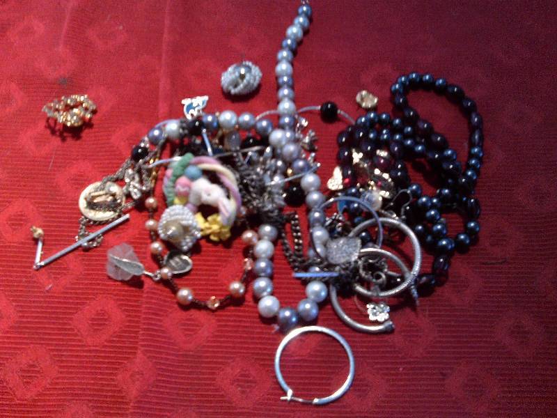 lot 59 image: JEWLERY