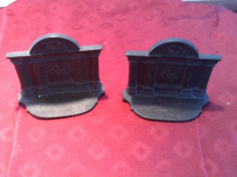 lot 67 image: 2 SOLID IRON BOOK ENDS