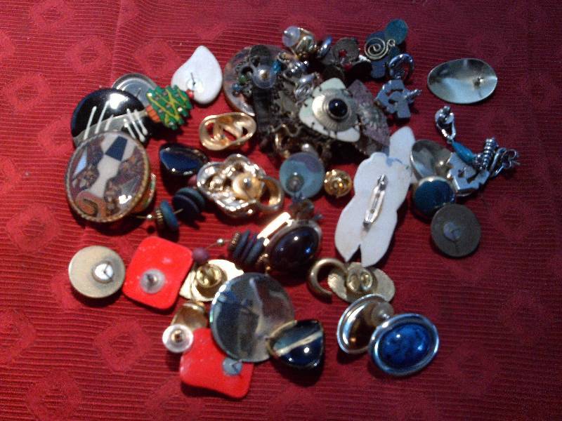 lot 68 image: VARIOUS EARINGS