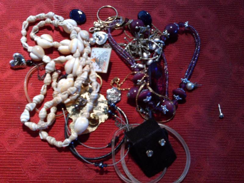 lot 69 image: GOOD QUALITY JEWLERY