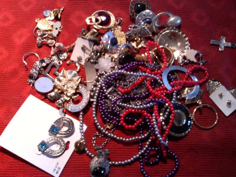 lot 70 image: GOOD QUALITY JEWLERY