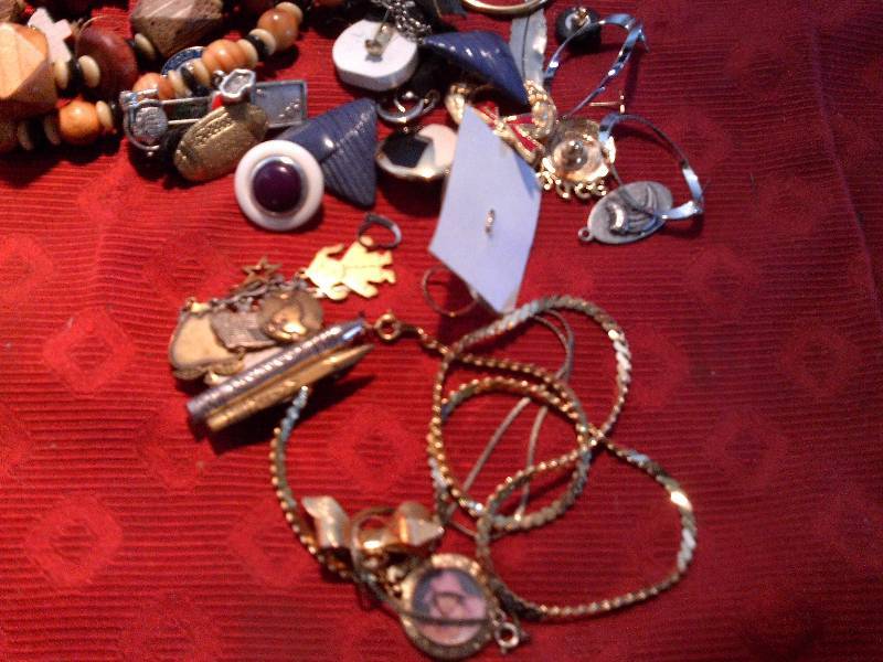 lot 71 image: GOOD QUALITY JEWLERY
