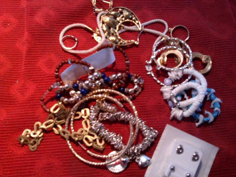 lot 72 image: GOOD QUALITY JEWLERY