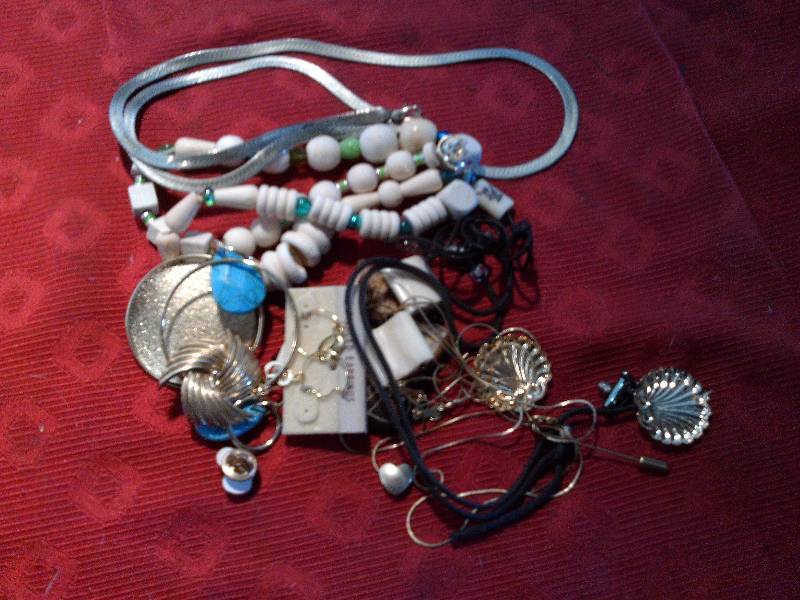 lot 73 image: GOOD QUALITY JEWLERY