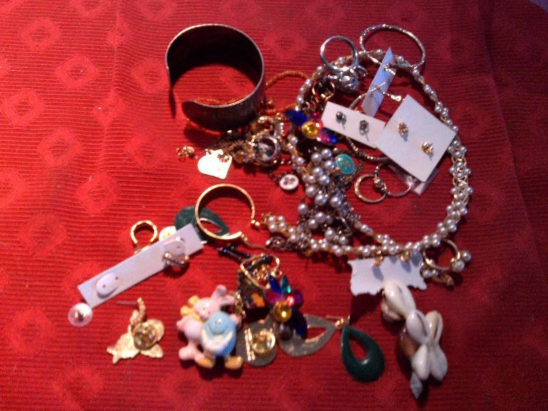 lot 74 image: GOOD QUALITY JEWLERY