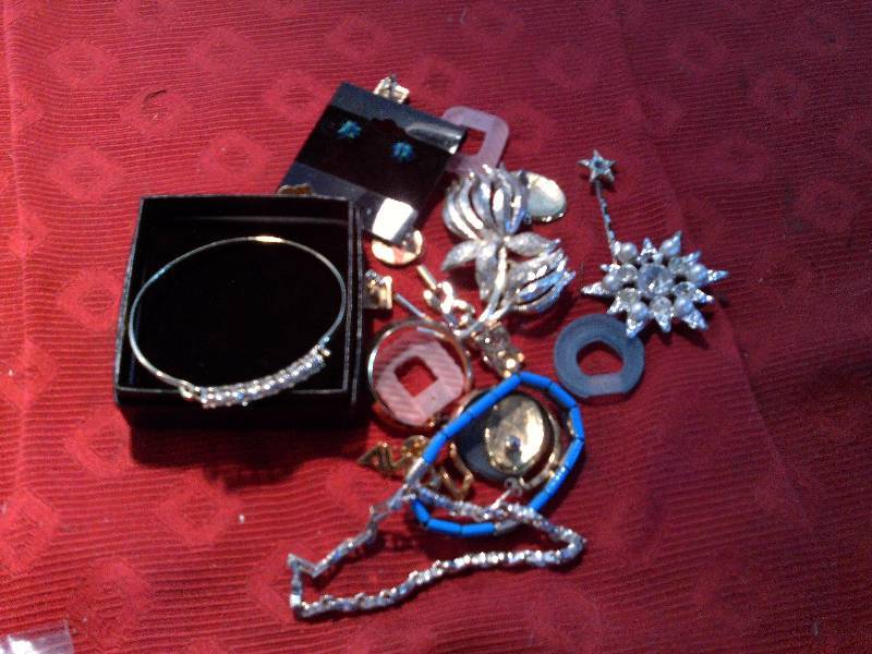 lot 75 image: GOOD QUALITY JEWLERY