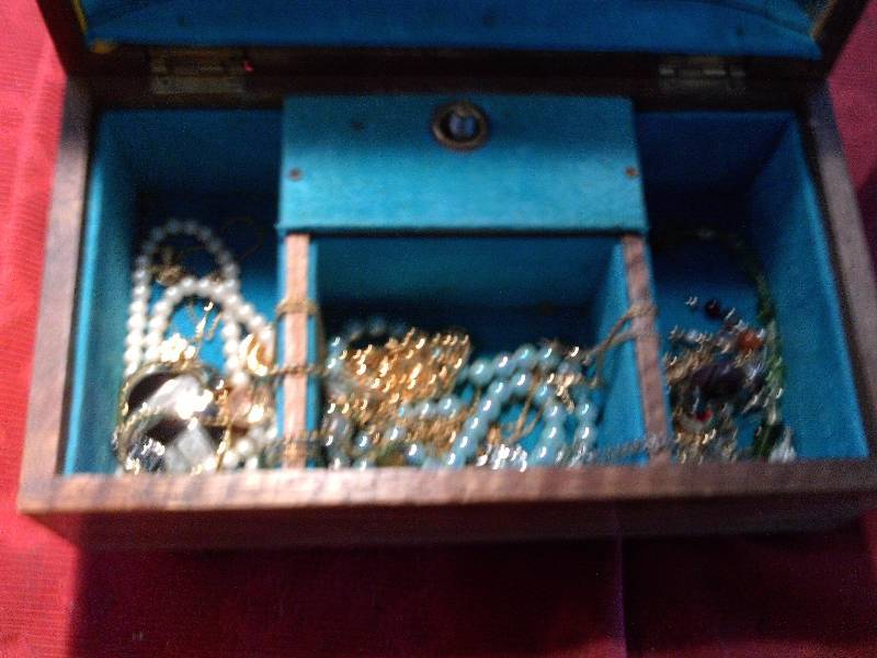 lot 90 image: JEWLERY BOX AND JEWLERY