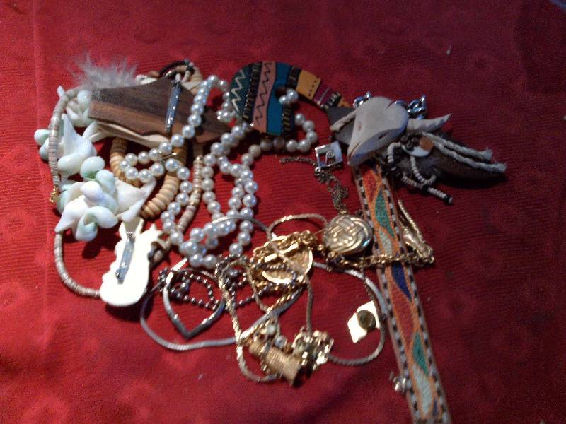 lot 105 image: JEWLERY