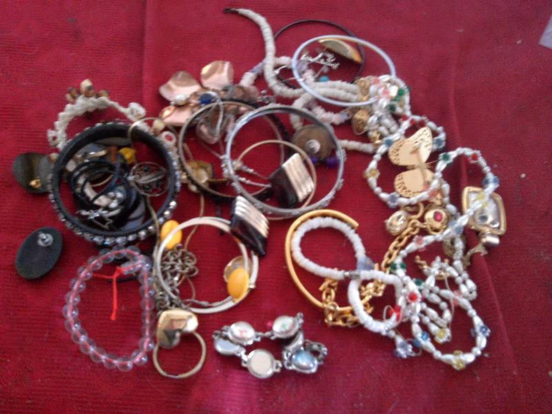 lot 107 image: JEWLERY