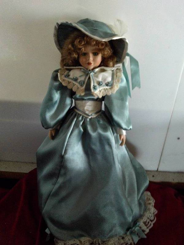 lot 117 image: COLLECTIBLE PORCELIAN DOLL