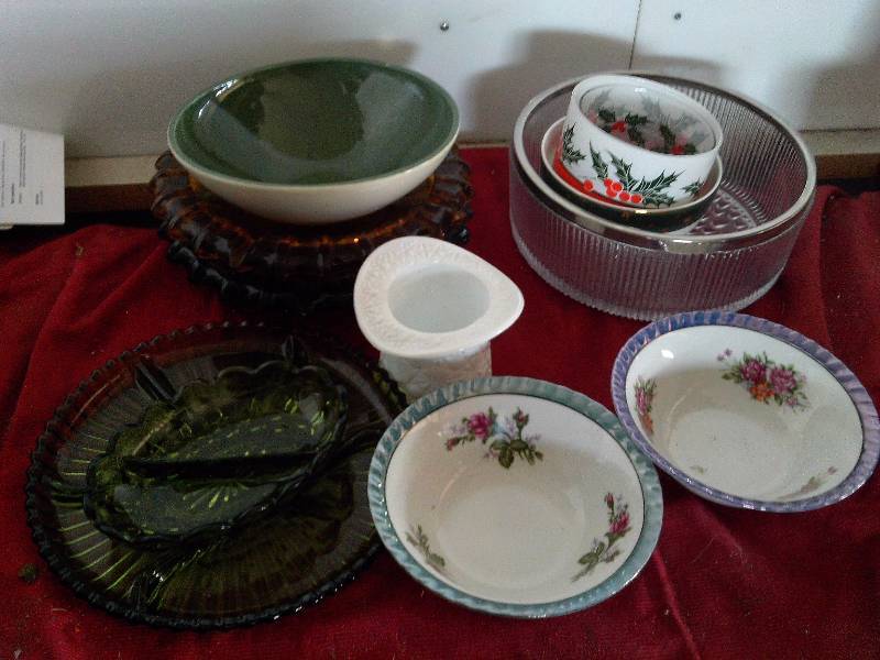 lot 126 image: COLORED GLASSWEAR