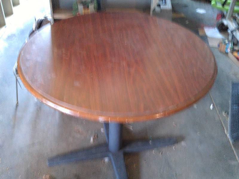 lot 132 image: single pedestal round table