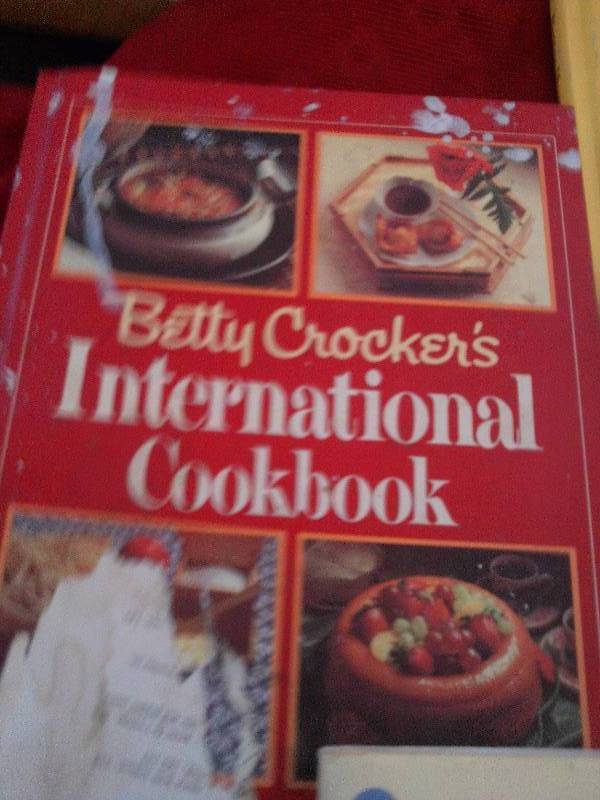 lot 176 image: 4 collectible cook books