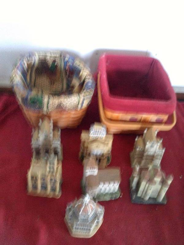 lot 185 image: 2 baskets 7 collectible houses