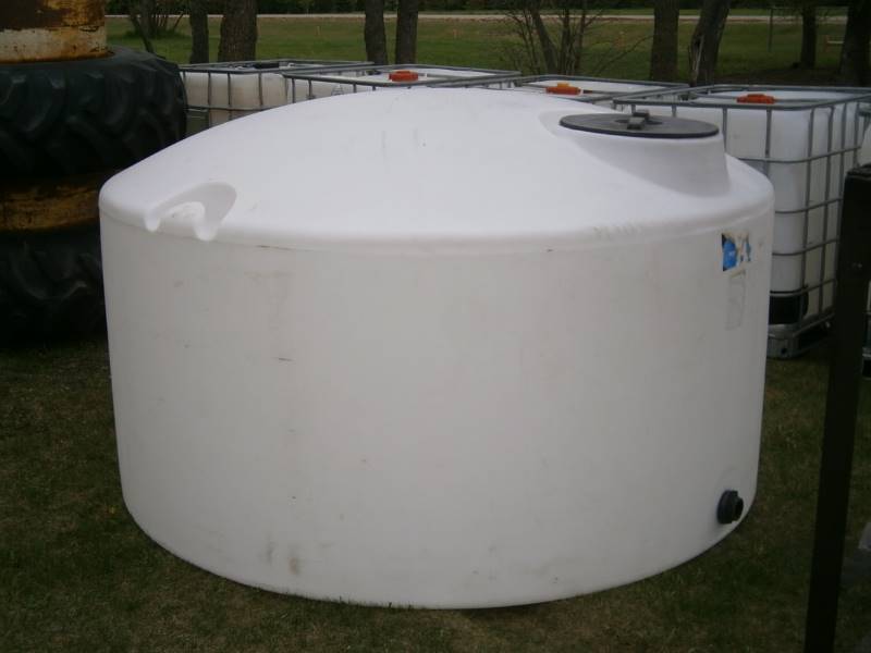 lot 3 image: 1,050 Gallon Poly Water Tank