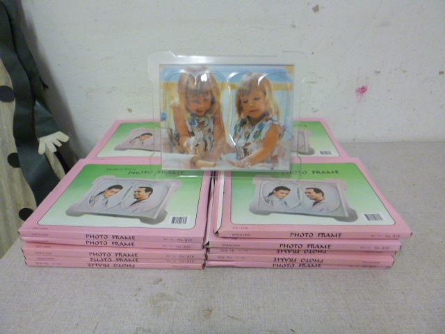 lot 16 image: 20 Photo Frames
