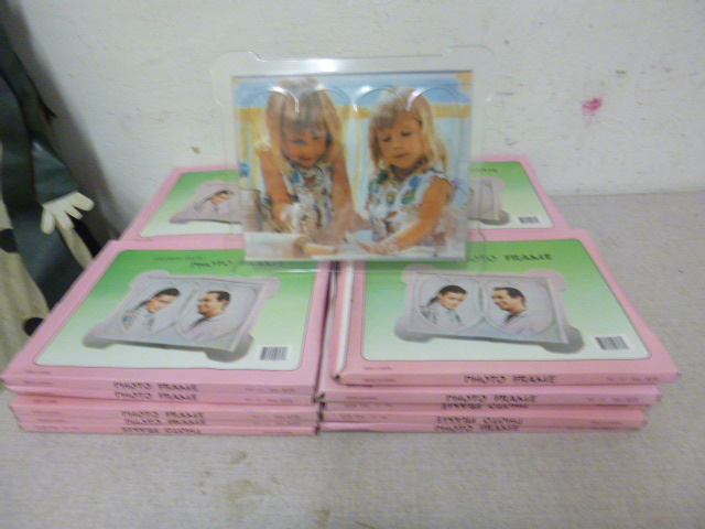 lot 17 image: 20 Photo Frames