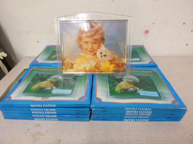 lot 19 image: 20 Photo Frames